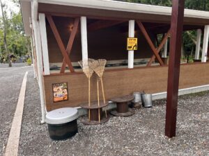 炭捨て場、熊手