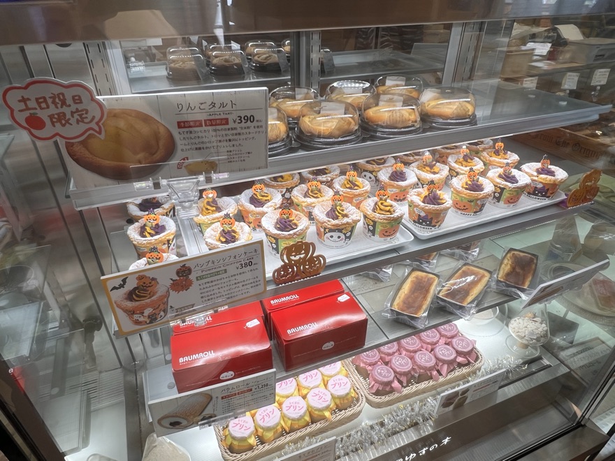 りんごタルトなどのスイーツ