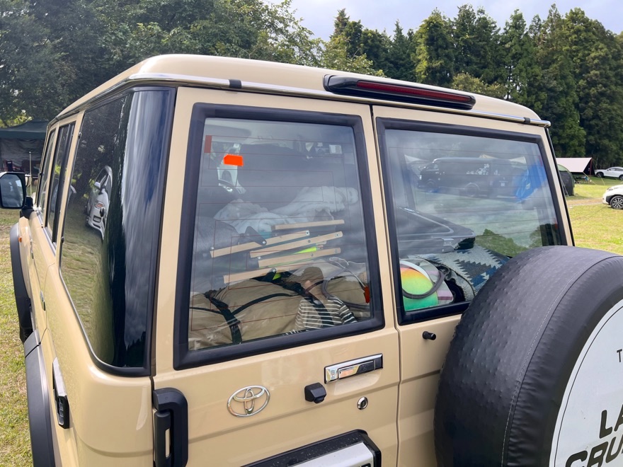 受付後に車へ貼られるテープ