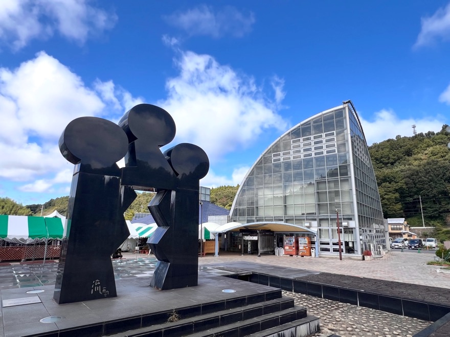 道の駅もてぎのモニュメントと建物